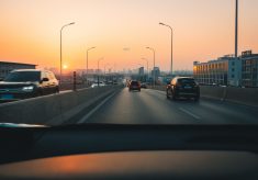 【Mobile01熱門事件】內側車道真的要讓嗎 ? 網友意見不一