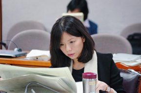 Read more about the article 月薪12萬引爭議 「她」擔任機要顧問跌破網友眼鏡| 熱門新聞