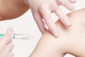Read more about the article 第三劑疫苗打不打？接種必要性與副作用成討論