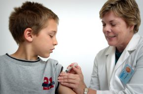 手心手背都是肉 「兒童」到底該不該接種疫苗引家長熱議