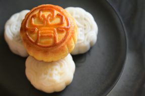 Read more about the article 中秋月餅難買堪比五月天門票？「這些」月餅老饕搶紅眼！