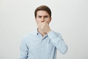 Read more about the article 張嘴就是陣陣惡臭？留意８大「 口臭成因」避免窘境